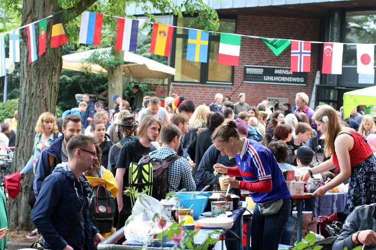 Internationales Sommerfest 2016: Besucher auf dem Mensavorplatz