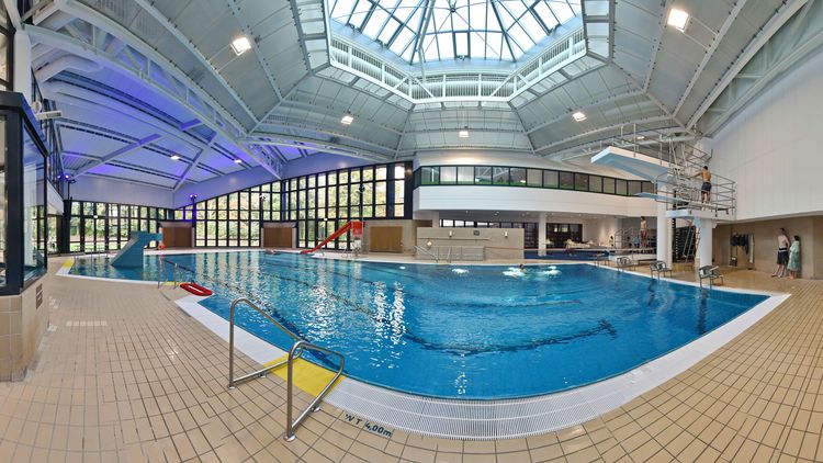 Panoramabild des Beckens mit Dachkonstruktion.