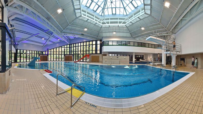 Panoramabild des Beckens mit Dachkonstruktion.