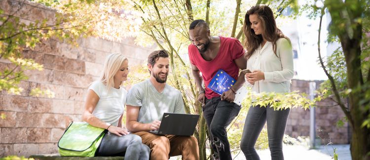 Erasmus+ Bild mit Studierenden Studentengruppe am Notebook
