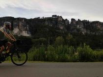 Grünes Reisen  Ein Mann fährt mit dem Fahrrad durch eine beeindruckende Felslandschaft.