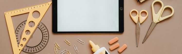 Symbolbild Schulsystem Schulmaterialien liegen auf einem Schreibtisch