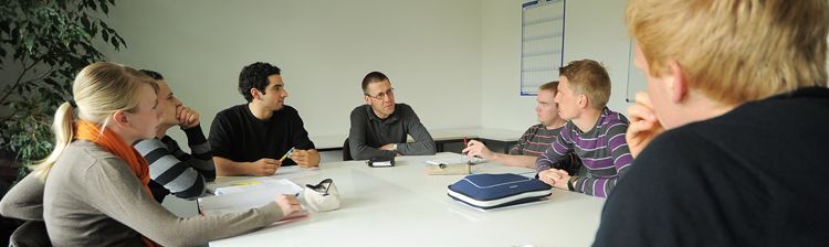 Studierende mit Professor Studierende mit Professor