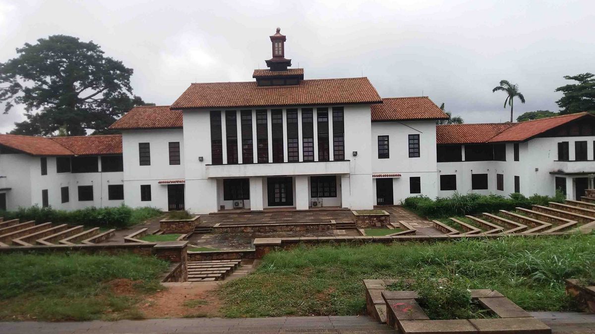 Amphitheater Sitzreihen im Amphitheater der University of Ghana vor einem Gebäude mit roten Ziegeldächern.