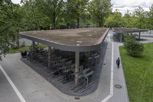 Foto aus der Vogelperspektive von der neuen Radabstellanlage vor A1 samt Gründach