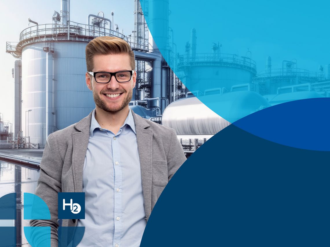 Ein Mann vor einem Wasserstoffkraftwerk und lächelt in die Kamera.