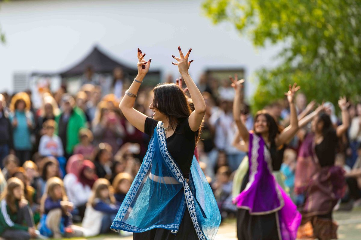 Tanzgruppe auf dem Internationalen Sommerfest 2025