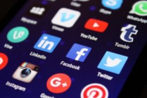 Bild: Bildschirm mit Apps auf Smartphone
