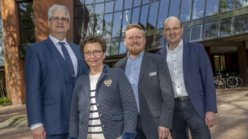 Gruppenbild der vier Personen im Innenhof. 