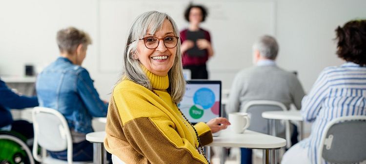 Workshop1 Bild: Endlich Rente. Rentnerin besucht einen Workshop