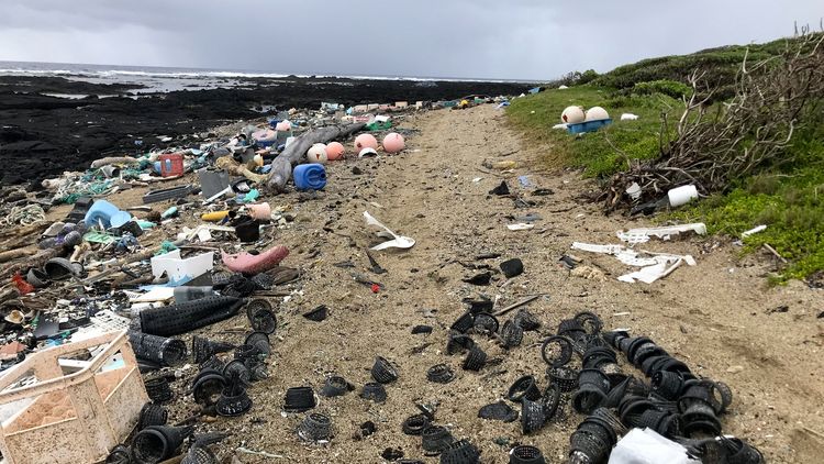 The beach is almost completely buried under plastic pieces of all sizes, including screens, fenders, fishing nets, but also smaller, colorful splinters.