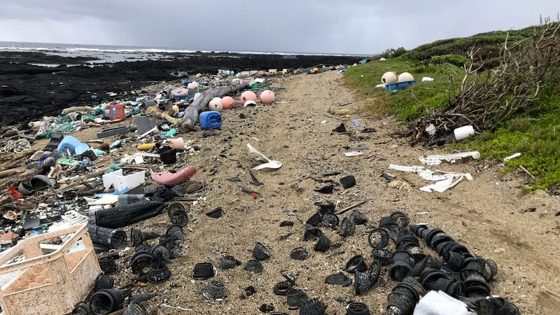 Der Strand ist fast komplett unter Plastikteilen jeder Größe begraben, darunter Siebe, Fender, Fischernetze, aber auch kleinere, bunte Splitter.