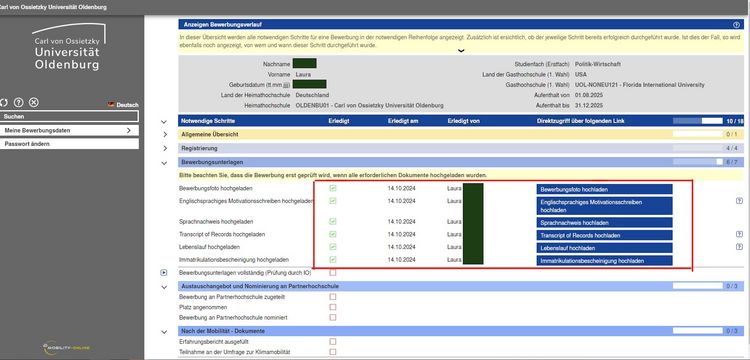 Bewerbungsunterlagen Mobility Online Screenshot eines Online-Bewerbungsportals der Carl von Ossietzky Universität Oldenburg, vermutlich innerhalb der Datenbank "Mobility Online". Es zeigt eine Übersicht über den Bewerbungsstatus mit Informationen zu notwendigen Schritten und deren Erledigung. Einige Zeilen im Bereich "Bewerbungsunterlagen" sind rot markiert, was darauf hindeutet, dass die Dokumente noch hochgeladen werden müssen, während daneben grüne Checkboxen zu sehen sind, was bedeutet, dass die Dokumente bereits hochgeladen wurden.