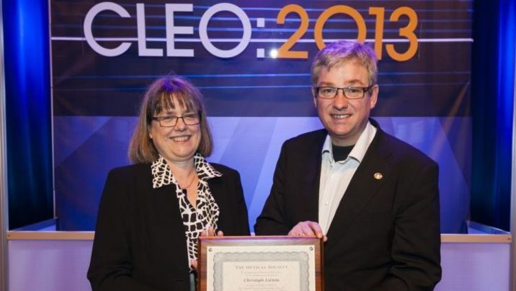 Christoph Lienau mit Nobelpreisträgerin Donna Strickland und einer Urkunde