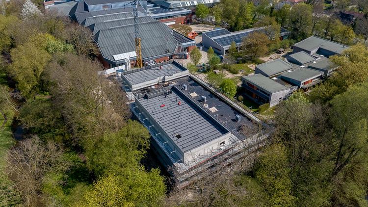 Drohnenfoto zeigt den Rohbau aus der Luft.