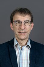 Portraitfoto des Clustersprechers Holge Blume.