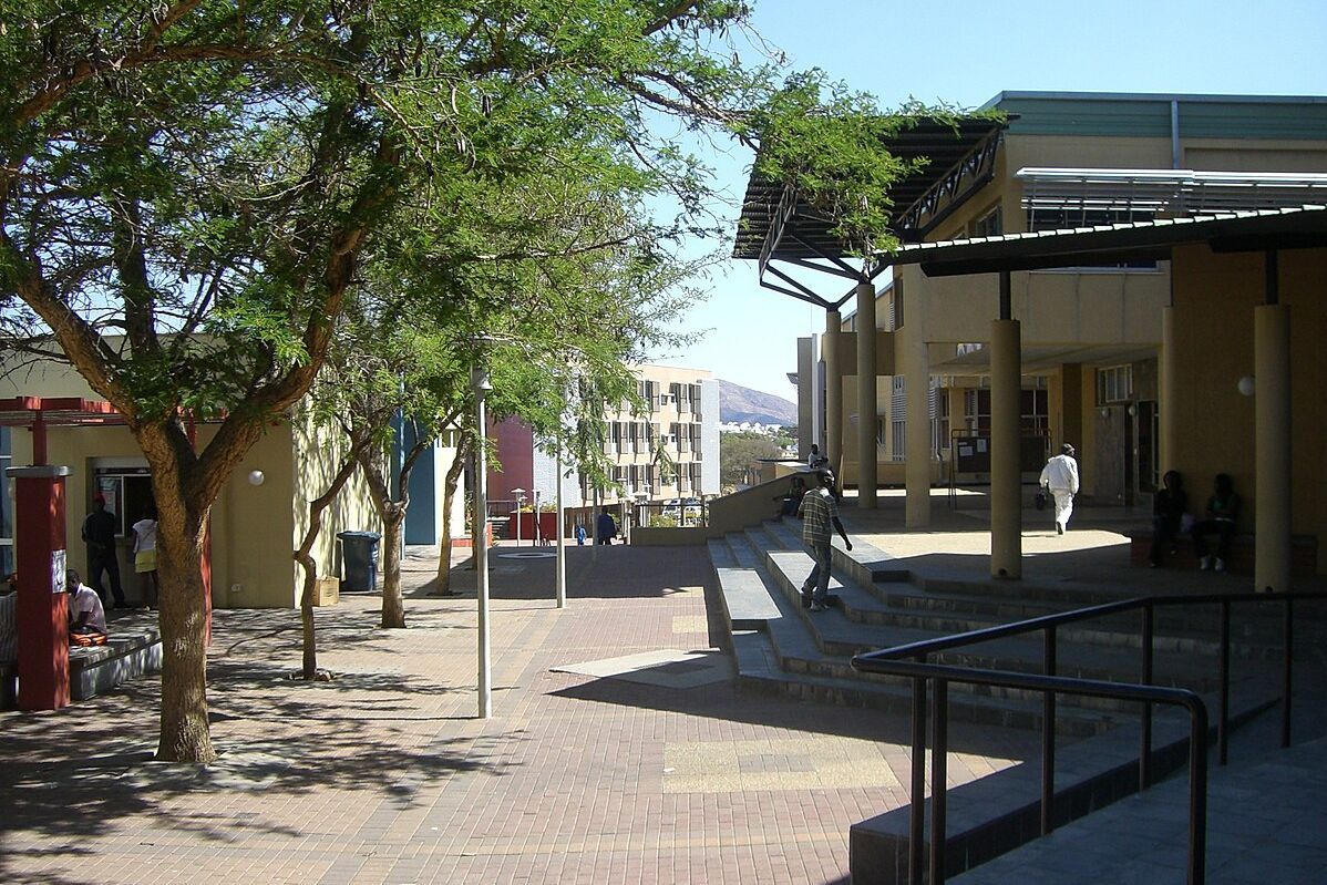 Engineering Campus Ein Außenbereich auf dem Campus der Namibia University of Science and Technology (NUST) mit modernen Gebäuden und Bäumen.