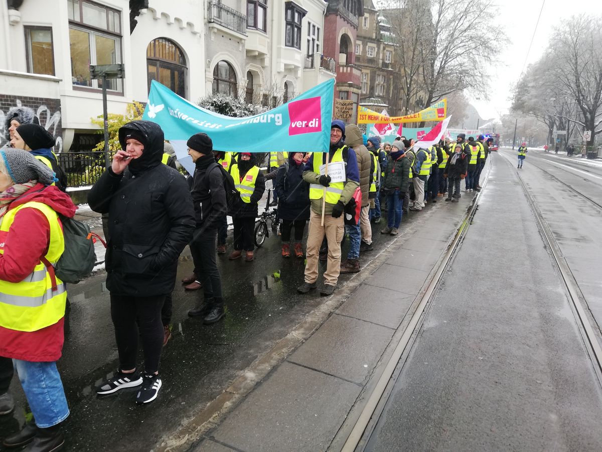 Warnstreikende am 06.12.2023 in Bremen