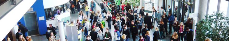 Studienentscheidung Ein Foyer mit Personen.