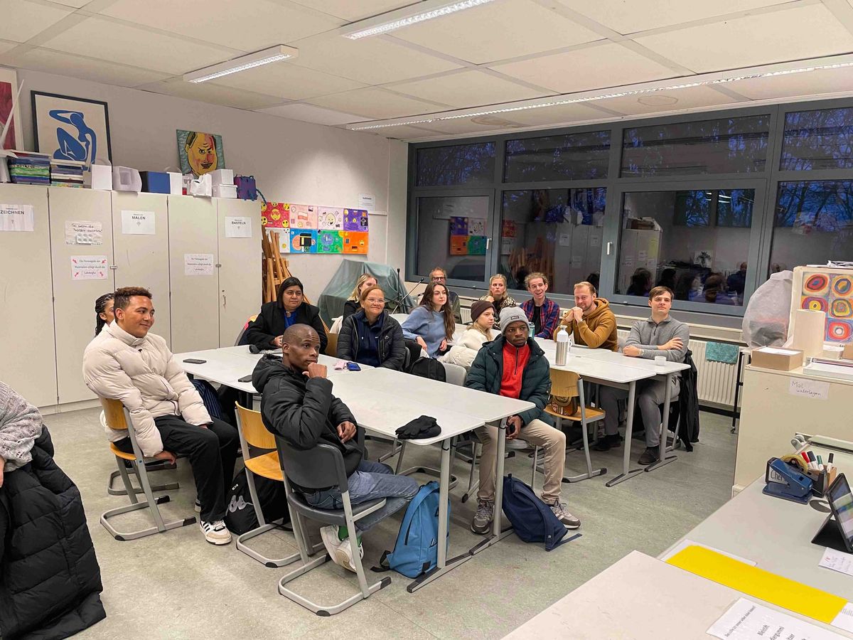 DAAD Winter School 2024 A group of about 15 participants at the DAAD Winter School in a classroom of an Oldenburg school.