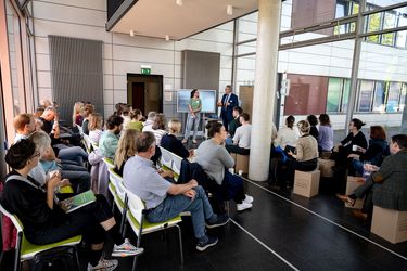 Das Foto zeigt die sitzenden Teilnehmenden bei der Eröffnungsrede zum ersten Sustainability Sounding Boards des universitären Klimaschutzmanagements.
