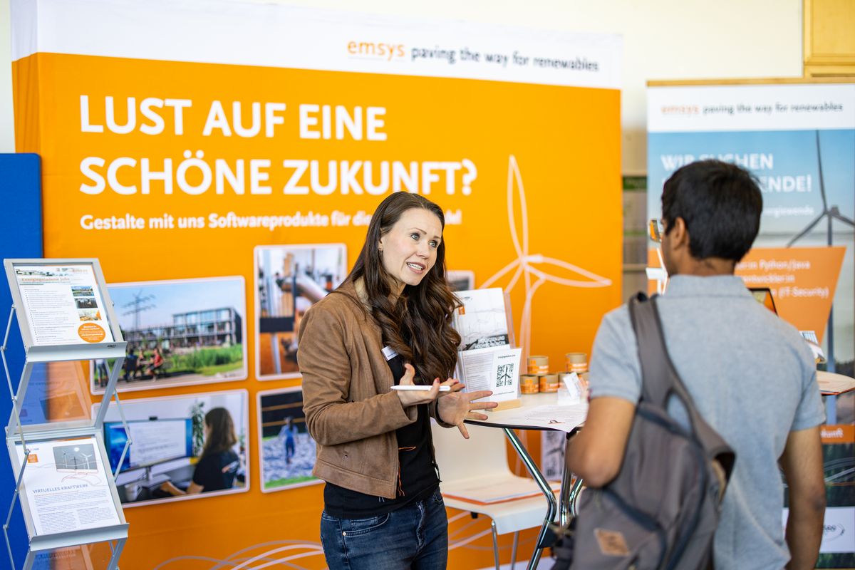 Unternehmensvertreterin im Gespräch