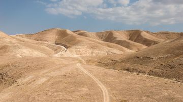 Trampelpfad in der Judäischen Wüste in Israel.
