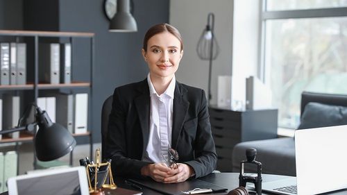 Weibliche Anwältin sitzt am Arbeitsplatz im Büro