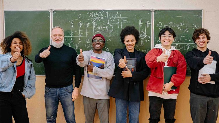 Symbolic photo for Internationalising Teacher Education Group of teachers in front of a blackboard in a classroom.
