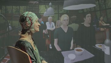 Junge Frau mit EEG-Haube, im Hintergrund virtuelle Mensa-Umgebung.