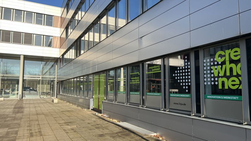 Außenaufnahme der Fensterfront.
