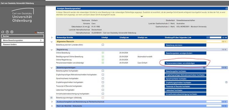 Personenstammdaten Screenshot des Online-Bewerbungsportals der Carl von Ossietzky Universität Oldenburg. Es handelt sich um eine Übersicht über den Bewerbungsstatus, mit Informationen zu notwendigen Schritten und deren Erledigung, wobei grüne Häkchen bereits erledigte Schritte anzeigen. Die Zeile "Personenstammdaten vervollständigen" ist rot umrandet, um hervorzuheben, dass dieser Schritt als nächstes bearbeitet werden muss.