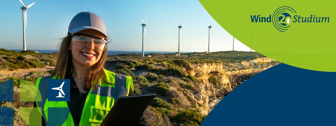 20 Jahre Jubileum Windstudium Eine Frau in Warnweste steht vor mehreren Windrädern und lächelt in die Kamera.