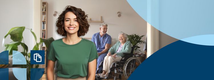 Eine Frau lächelt in die Kamera und hinter ihr ist ein Pfleger mit einer älteren Frau im Rollstuhl.