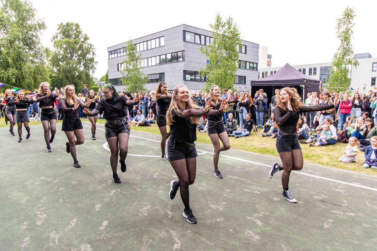 Tanzgruppe auf dem Internationalen Sommerfest 2025