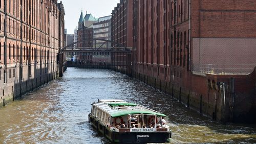 Blick auf Kanal in der Hamburger Speicherstadt mit Ausflugsdampfer.
