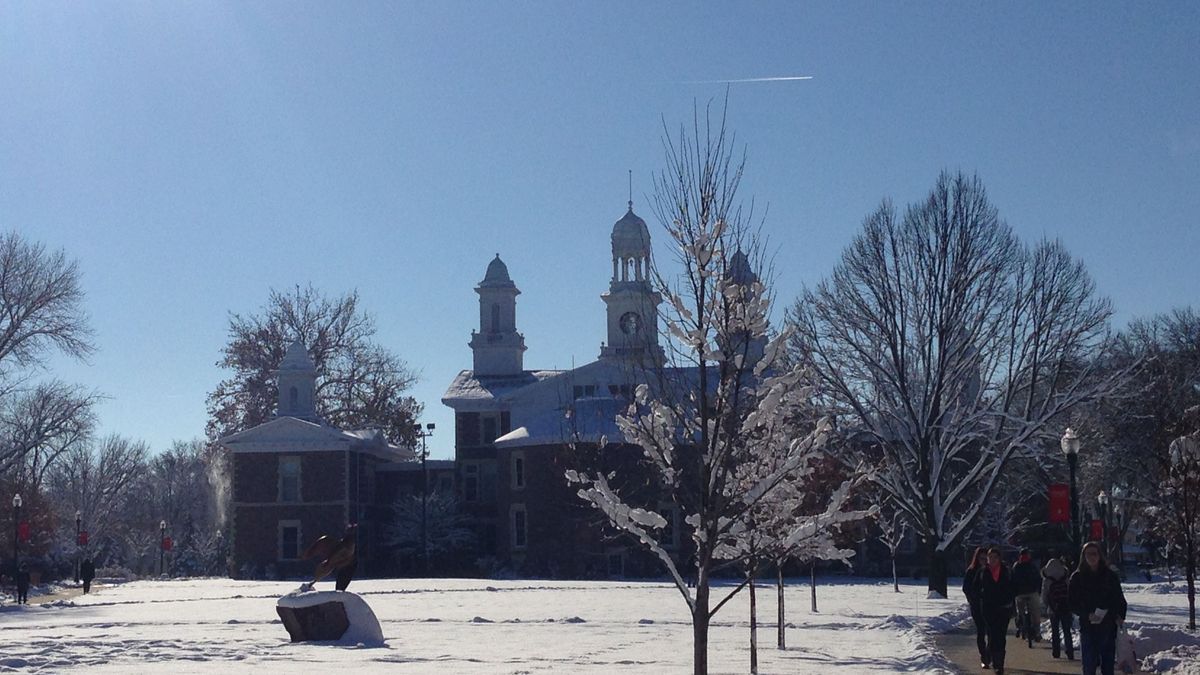 Old Main der USD im Winter