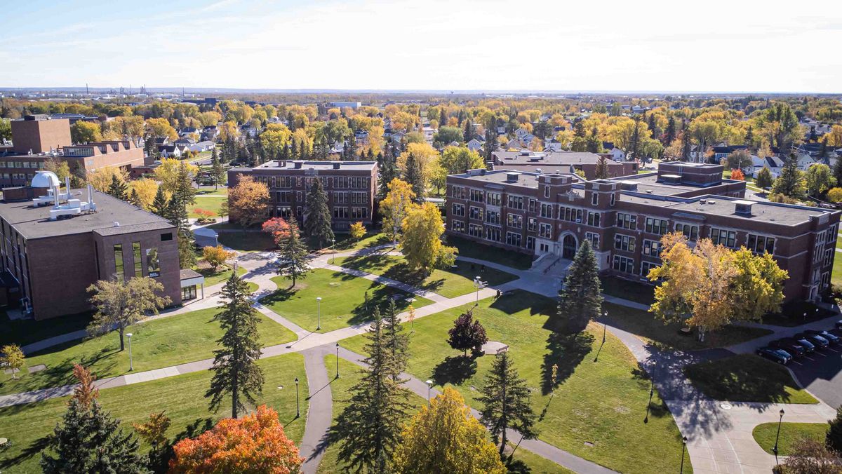 Campus Luftaufnahme der University of Wisconsin–Superior. Campus mit Gebäuden, Rasenflächen und Bäumen im Herbstlaub
