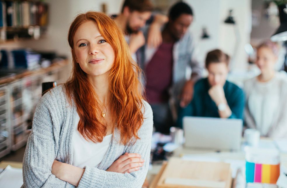 Porträt einer jungen Frau in einem modernen Büro