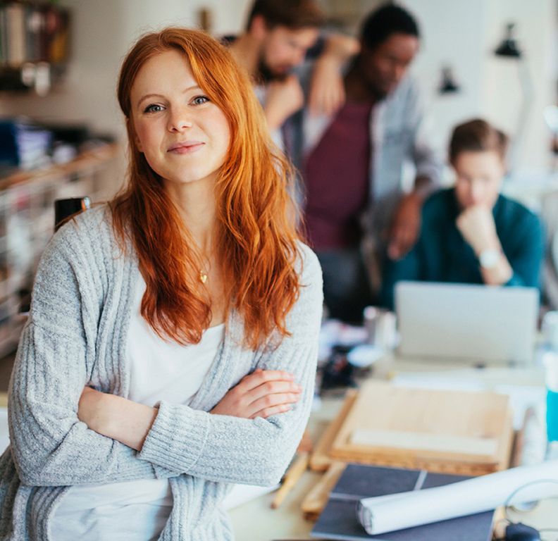 Porträt einer jungen Frau in einem modernen Büro