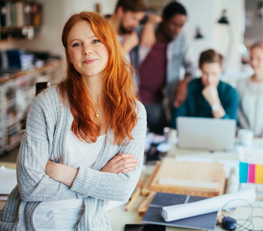 Porträt einer jungen Frau in einem modernen Büro 