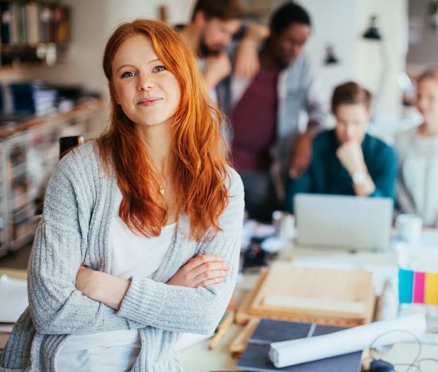 Porträt einer jungen Frau in einem modernen Büro