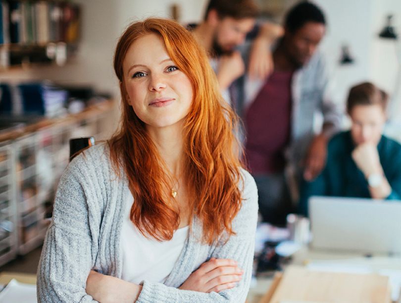 Porträt einer jungen Frau in einem modernen Büro
