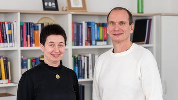 Andrea Hildebrandt und Daniel Berg vor einem Bücherregal.