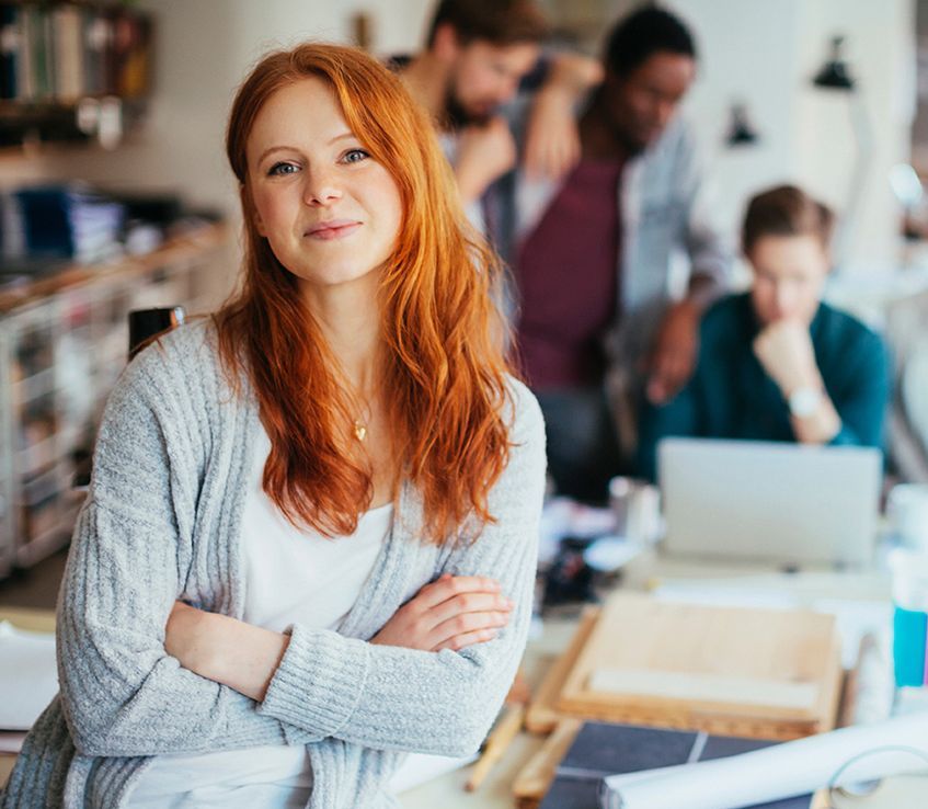 Porträt einer jungen Frau in einem modernen Büro