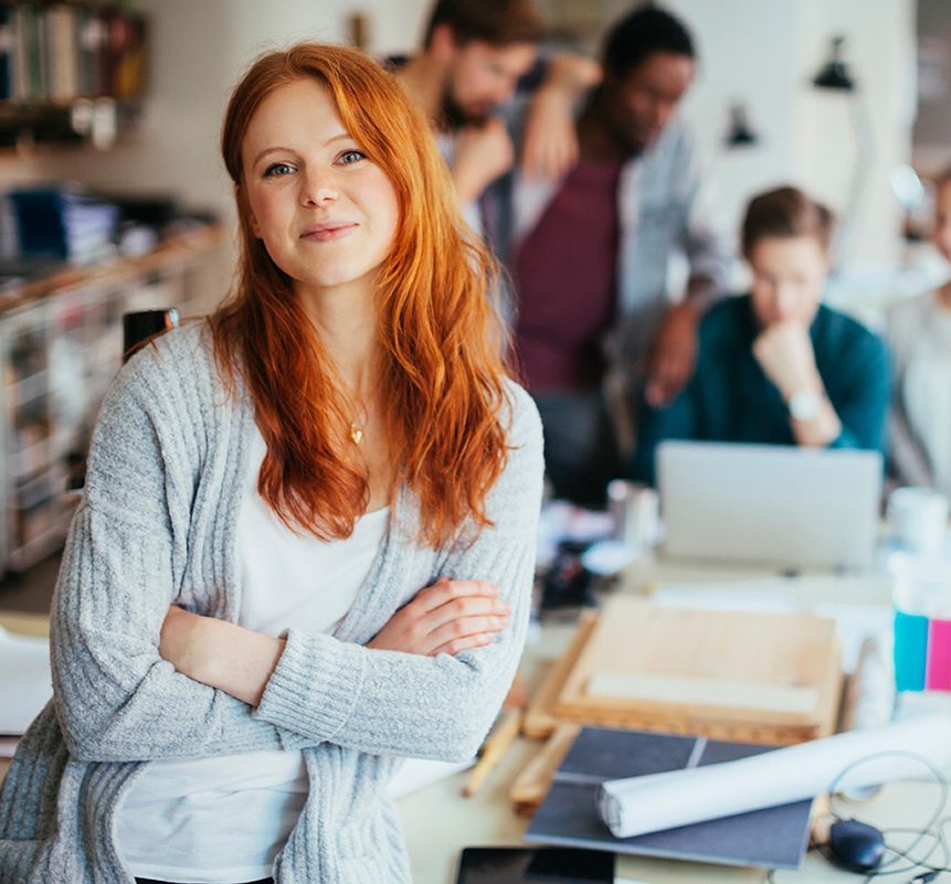 Porträt einer jungen Frau in einem modernen Büro