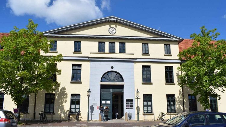 Bürgerbüro Mitte Das Bürgerbüro Mitte in Oldenburg mit heller Fassade, Uhr und Rundbogenfenster.