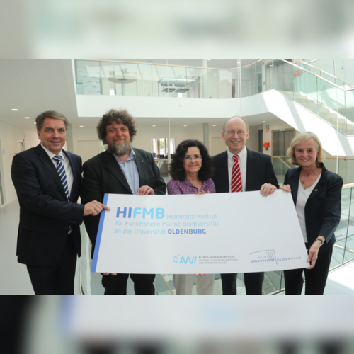 Das Bild zeigt Oberbürgermeister Jürgen Krogmann, den Biologen Prof. Dr. Helmut Hillebrand, die damalige niedersächsische Wissenschaftsministerin Gabriele Heinen-Kljajić, den damaligen Universitätspräsidenten Prof. Dr. Dr. Hans Michael Piper und die damalige AWI-Direktorin Prof. Dr. Karin Lochte. Sie halten ein Schild mit dem Logo des HIFMB in ihren Händen und lächeln in die Kamera.