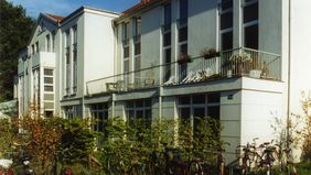 Das Bild zeigt das Studierendenwohnheim am Artillerieweg.