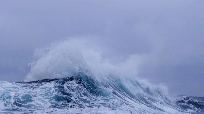 Eine Welle mit Schaumkrone aus der Nähe.